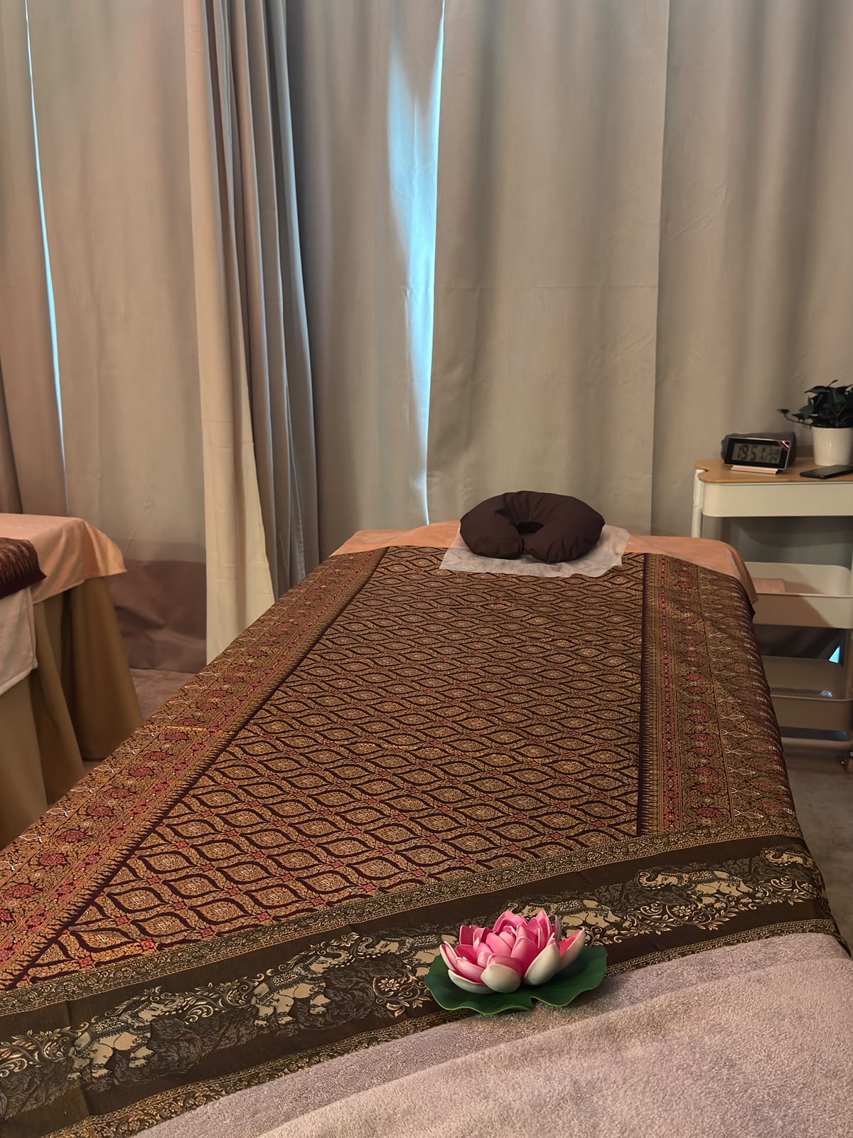 Siam Spa massage bed with lotus flower decoration